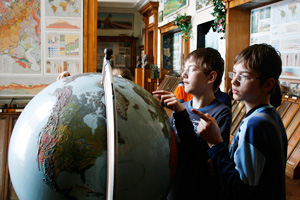 Школьники в Музее Землеведения МГУ